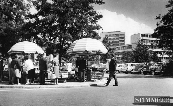 Wochenmarkt-Idyll auf am östlichen Zipfel des Wollhausplatzes Anfang der 1970er Jahre.