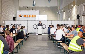 Beim Richtfest für die neue Lackiererei am Dienstag betonte Werkleiter Fred Schulze (am Podium) die Bedeutung der Baumaßnahmen für den Standort Neckarsulm.