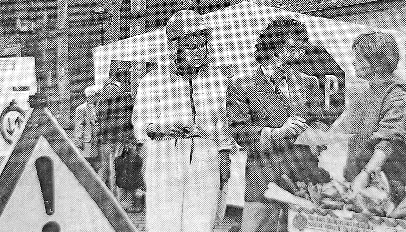 Klaus-Peter Axmann in Aktion: 1995 kl&auml;rte der Amtsarzt Passanten auf dem Kiliansplatz dar&uuml;ber auf, wie man Krebs vorbeugen kann.
Foto: Archiv/Kempf