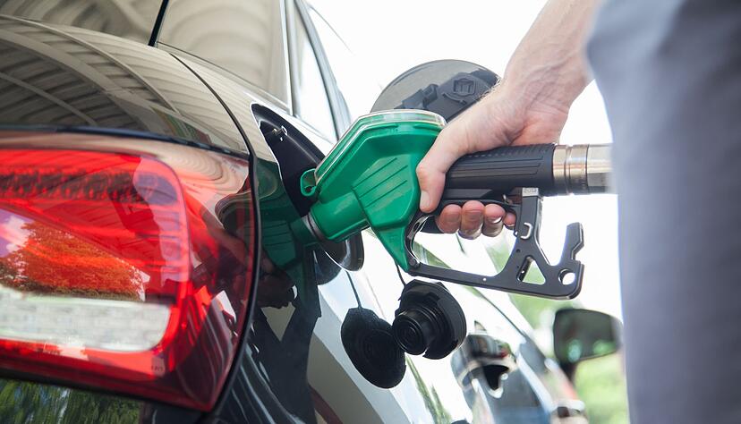 Oft wird man erst stutzig, wenn bereits die falsche Fl&uuml;ssigkeit flie&szlig;t. Wurde der Motor noch nicht gestartet, reicht unter Umst&auml;nden das Abpumpen des Gemisches.