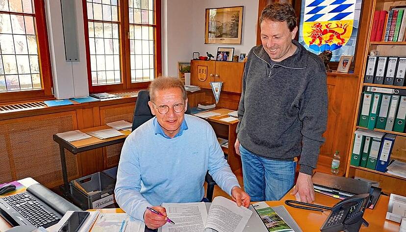 Harald Koppenhöfer (r) hat Löwensteins Bürgermeister Eberhard Birk Anfang diesen Jahres bereits für mehrere Wochen vertreten. Hier eine Aufnahme von Anfang April, nachdem Birk genesen ins Rathaus zurückgekehrt war. Harald Koppenhöfer (r) hat Löwensteins Bürgermeister Eberhard Birk Anfang diesen Jahres bereits für mehrere Wochen vertreten. Hier eine Aufnahme von Anfang April, nachdem Birk genesen ins Rathaus zurückgekehrt war.