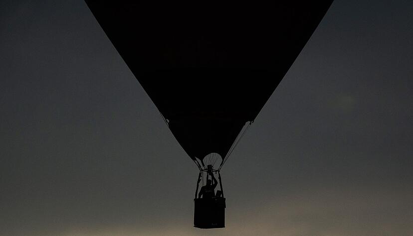 Der Ballonpilot hatte bei der Fahrt Probleme bekommen mit Wind und Thermik. (Symbolbild) Der Ballonpilot hatte bei der Fahrt Probleme bekommen mit Wind und Thermik. (Symbolbild)