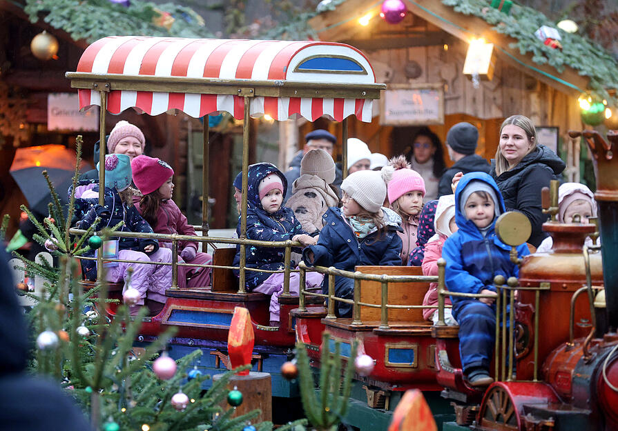 Nostalgische Fahrgeschäfte versetzen Besucher in eine vergangene Zeit.