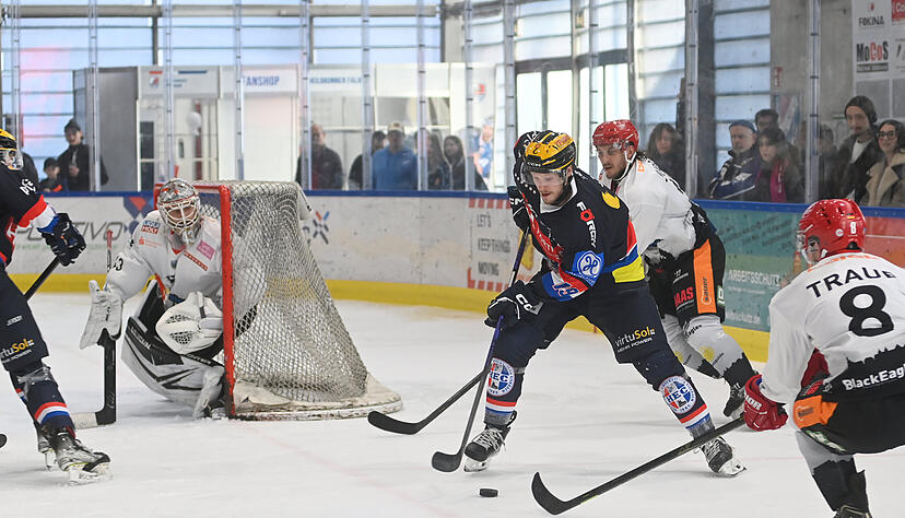 Die Eisbären Heilbronn haben Spiel drei verloren. Reutlingen könnte sich damit am Sonntag im Eisstadion am Europaplatz den Titel sichern. Die Eisbären Heilbronn haben Spiel drei verloren. Reutlingen könnte sich damit am Sonntag im Eisstadion am Europaplatz den Titel sichern.