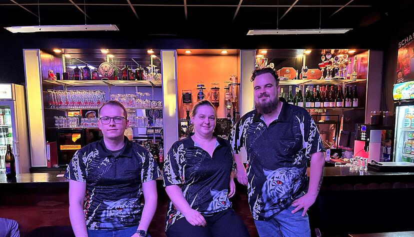 Robin Fiel (von rechts nach links), Rebecca Stirm und Marco Annunziata in der Bierkneipe ‘s Bierle in Brackenheim. Robin Fiel (von rechts nach links), Rebecca Stirm und Marco Annunziata in der Bierkneipe ‘s Bierle in Brackenheim.