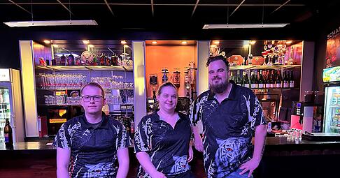 Robin Fiel (von rechts nach links), Rebecca Stirm und Marco Annunziata in der Bierkneipe ‘s Bierle in Brackenheim. Robin Fiel (von rechts nach links), Rebecca Stirm und Marco Annunziata in der Bierkneipe ‘s Bierle in Brackenheim.