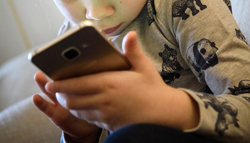 Ab neun Jahren haben die meisten Kinder in Deutschland ein eigenes Smartphone. (Symbolbild)