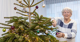 Rosemarie Dold beim Baumschm&uuml;cken. Im Seniorenheim Alexander-Stift in Zaberfeld wird den Bewohnern in der Weihnachtszeit nicht langweilig.