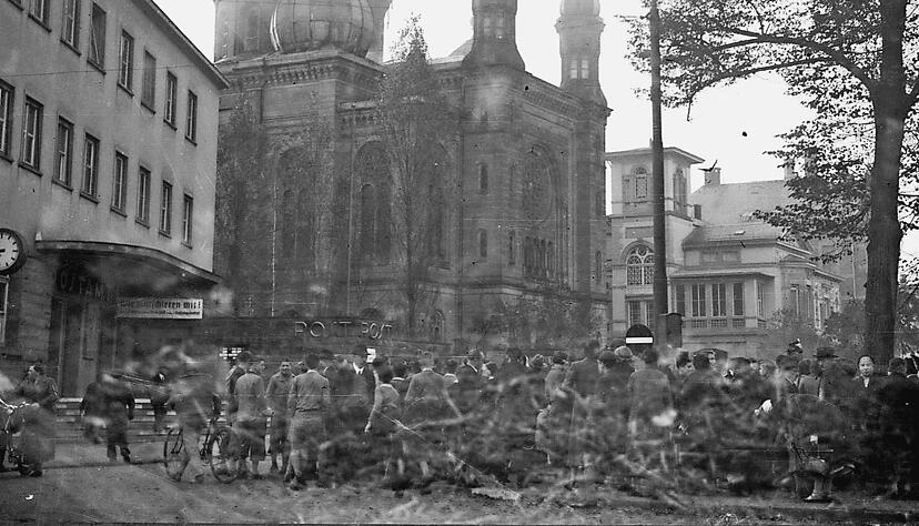 Eines von zwei bekannten Fotos vom Brand der Heilbronner Synagoge nahm Fritz Walderich auf. Vorne die Post, hinten die Villa, in der Martin Kahleyss "die Hölle erlebte". Fotos: Archiv/Fritz Walderich/privat, Stadtarchiv Heilbronn, Andreas Veigel (2)