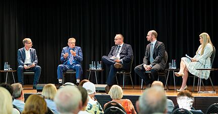 Die Kandidaten Christian Tretow (von rechts), Talip Öz, Michael Utz stellten sich den Fragen von Kirsi-Fee Rexin und Simon Gajer (links).
Foto: Christiana Kunz Die Kandidaten Christian Tretow (von rechts), Talip Öz, Michael Utz stellten sich den Fragen von Kirsi-Fee Rexin und Simon Gajer (links).
Foto: Christiana Kunz