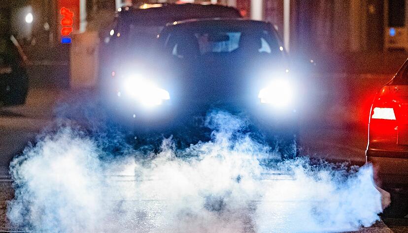 Auch wenn es noch lange Verbrenner gibt, gehört die Zukunft den elektrisch angetriebenen Modellen. Die deutsche Industrie muss umlenken.
Foto: Archiv/dpa Auch wenn es noch lange Verbrenner gibt, gehört die Zukunft den elektrisch angetriebenen Modellen. Die deutsche Industrie muss umlenken.
Foto: Archiv/dpa