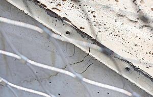 Die Frage: Handelt es sich bei diesen Haarrissen um planerische Fehler oder Fehler in der Bauausführung? Die Frage: Handelt es sich bei diesen Haarrissen um planerische Fehler oder Fehler in der Bauausführung?