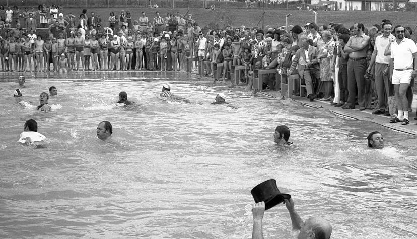 Zusammengestellt von Archiv und Dokumentation der Heilbronner Stimme - 
15. Juni 1974: Der Obersulmer Gemeinderat geht zur Einweihung  des neuen Freibads vor den Augen vieler Schaulustiger baden.
