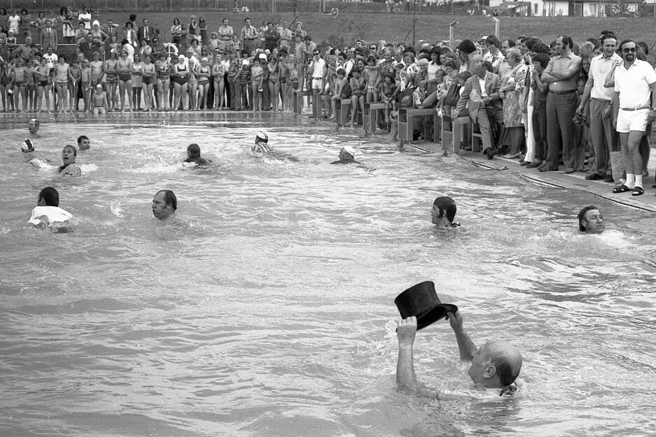 Zusammengestellt von Archiv und Dokumentation der Heilbronner Stimme - 
15. Juni 1974: Der Obersulmer Gemeinderat geht zur Einweihung  des neuen Freibads vor den Augen vieler Schaulustiger baden.