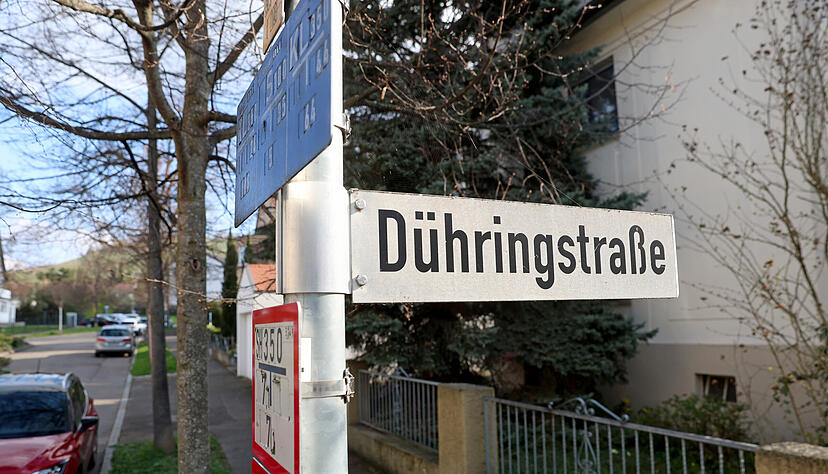 Kein Einzelfall: Eugen Dühring (1833–1921) bezeichnete als NS-Ideologe Juden als „Parasiten“, als „misslungendste Erzeugnisse der Natur“. Die nach ihm benannte Straße liegt ausgerechnet am Judenfriedhof im Breitenloch. Kein Einzelfall: Eugen Dühring (1833–1921) bezeichnete als NS-Ideologe Juden als „Parasiten“, als „misslungendste Erzeugnisse der Natur“. Die nach ihm benannte Straße liegt ausgerechnet am Judenfriedhof im Breitenloch.