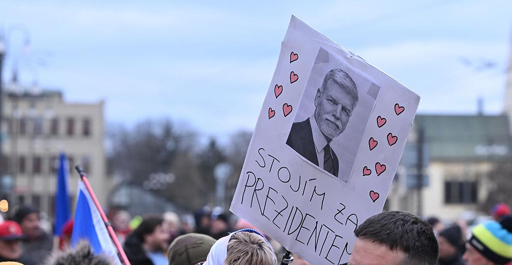 Menschen demonstrieren zur Unterst&uuml;tzung des tschechischen Pr&auml;sidenten Pavel in Pardubice (Pardubitz), Ostb&ouml;hmen. Auf dem Schild steht &laquo;Ich stehe zum Pr&auml;sidenten&raquo;.