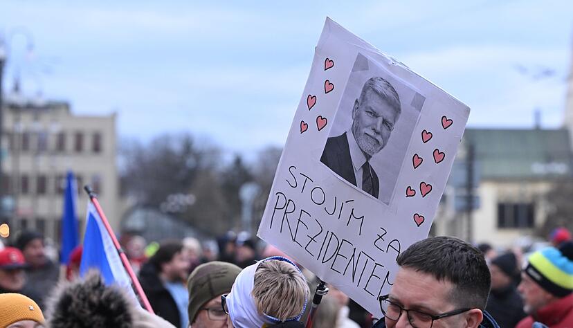 Menschen demonstrieren zur Unterst&uuml;tzung des tschechischen Pr&auml;sidenten Pavel in Pardubice (Pardubitz), Ostb&ouml;hmen. Auf dem Schild steht &laquo;Ich stehe zum Pr&auml;sidenten&raquo;.