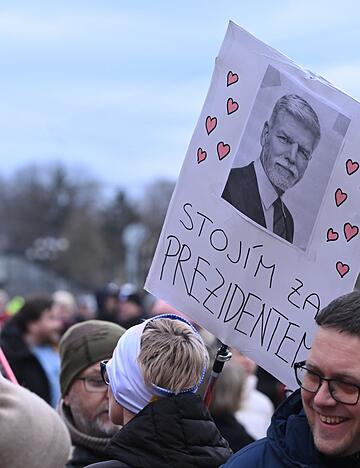 Menschen demonstrieren zur Unterst&uuml;tzung des tschechischen Pr&auml;sidenten Pavel in Pardubice (Pardubitz), Ostb&ouml;hmen. Auf dem Schild steht &laquo;Ich stehe zum Pr&auml;sidenten&raquo;.