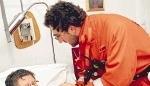 Eine bettlägerige Patientin wird von den Rettungskräften aus dem Zimmer...