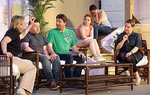 Was für eine Familie: Martins Schwiegervater (Benjamin Ehnle, Zweiter v.l.) hat genauso viel zu verbergen wie er selbst. Und die Schwiegermutter (Antje Leverenz-Bätz, r.) ist beiden auf der Spur. Fotos: Ralf Seidel