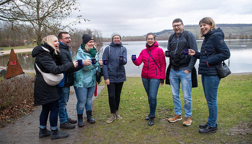 Die Besucher am Breitenauer See sind gut gelaunt. Diese Gruppe wärmt sich mit einem heißen Getränk. Die Besucher am Breitenauer See sind gut gelaunt. Diese Gruppe wärmt sich mit einem heißen Getränk.