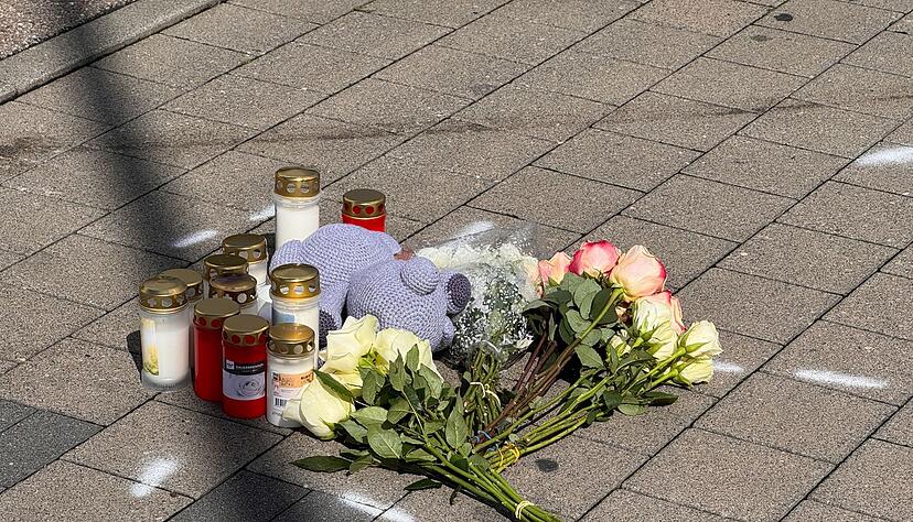 Mit Blumen und Kerzen wurde um das get&ouml;tete Kind getrauert. (Archivbild)