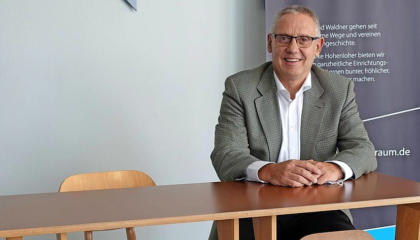 Hohenloher-Gesch&auml;ftsf&uuml;hrer Dirk J&auml;gers an der klassischen Schulbank aus den 70er Jahren.