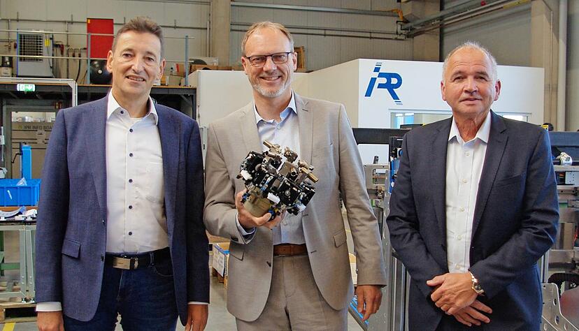 Walter Sayer (Mitte) leitet künftig das Technologieunternehmen IPR in Eppingen. Interims-Geschäftsführer Markus Kamp (links) und der bisherige geschäftsführende Gesellschafter Fredy Doll scheiden aus.
Foto: Heiko Fritze Walter Sayer (Mitte) leitet künftig das Technologieunternehmen IPR in Eppingen. Interims-Geschäftsführer Markus Kamp (links) und der bisherige geschäftsführende Gesellschafter Fredy Doll scheiden aus.
Foto: Heiko Fritze