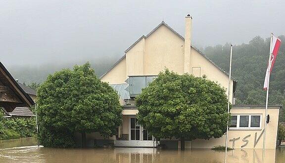 Der Kocher tritt in Öhringen-Ohrnberg über die Ufer. Die Halle steht unter Wasser. Der Kocher tritt in Öhringen-Ohrnberg über die Ufer. Die Halle steht unter Wasser.