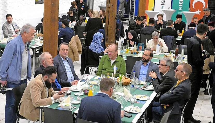 Das gegenseitige Kennenlernen und Gespr&auml;che, wie hier am Tisch zwischen Izzet Ekinci und Idris Kaya 2. und 3. v.r.) mit Mitgliedern des Stadtrates, standen im Mittelpunkt des Begegnungs-Iftar.
