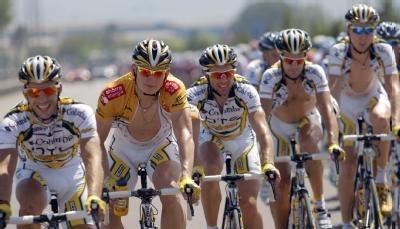 Andre Greipel (2.v.l.) fährt mit seinem Columbia-Team an der Spitze des Pelotons. Andre Greipel (2.v.l.) fährt mit seinem Columbia-Team an der Spitze des Pelotons.