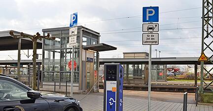 E-Ladesäulen wie diese am Neckarsulmer Bahnhof sind einer von zahlreichen Bausteinen auf dem Weg zur Klimaneutralität.
Foto: Stefanie Pfäffle