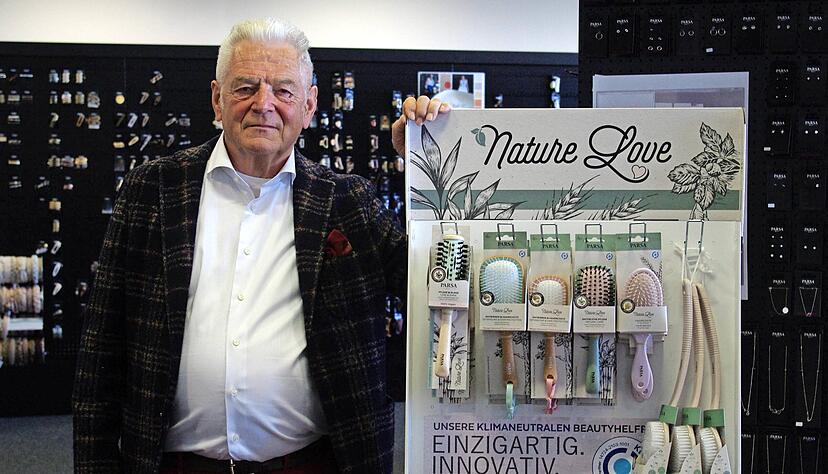 Emil Hofer, Gründer von Parsa Beauty, ist 80 Jahre alt. Das Unternehmen gründete er 1986 zusammen mit Hans Schröder.
Foto: Heiko Fritze Emil Hofer, Gründer von Parsa Beauty, ist 80 Jahre alt. Das Unternehmen gründete er 1986 zusammen mit Hans Schröder.
Foto: Heiko Fritze