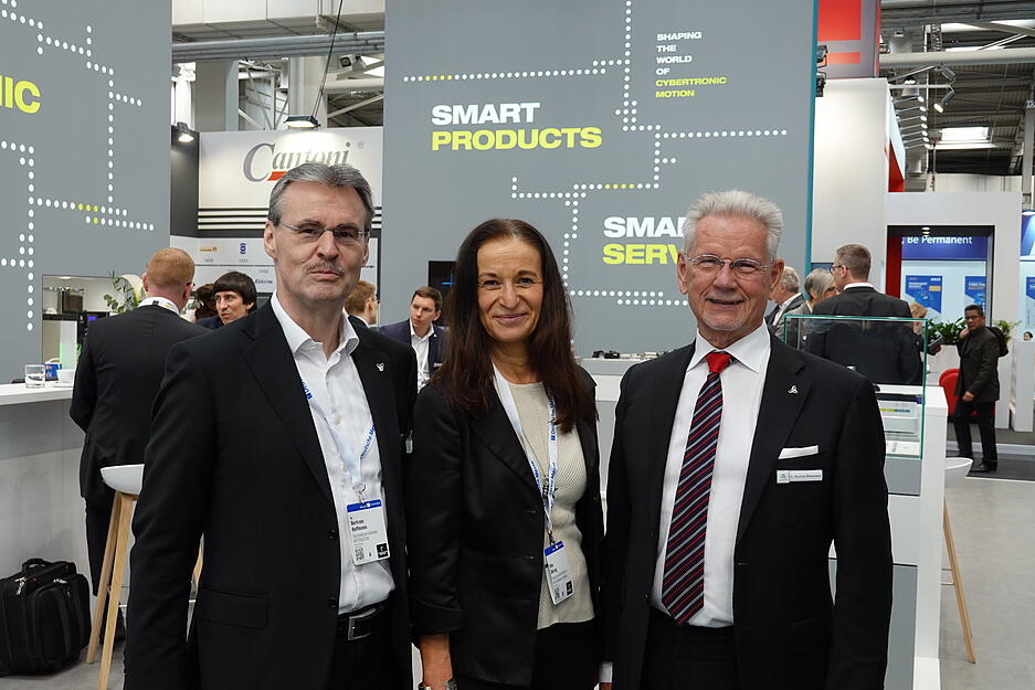 Die Hauptgesch&auml;ftsf&uuml;hrerin der IHK Heilbronn-Franken, Elke D&ouml;ring, mit Wittenstein-Chef Bertram Hoffmann (links) und Gesellschafter Manfred Wittenstein.