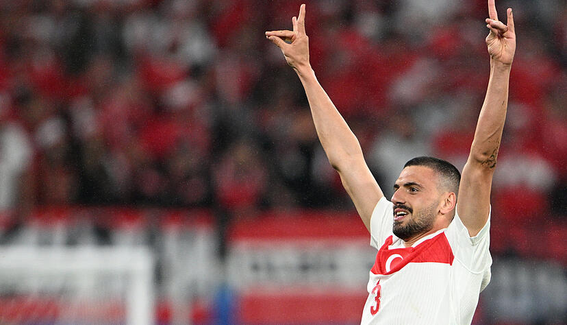 Merih Demiral von der Türkei jubelt nach seinem Tor zum 0:2 bei EM 2024 mit dem Wolfsgruß.