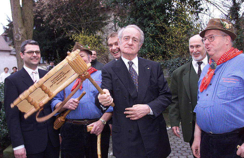 2001: Johannes Rau (Bundespräsident von 1999 bis 2004) besucht das Theodor-Heuss-Museum in Brackenheim. Im Bild ist er mit einer Wengert-Rätsche zu sehen. 2001: Johannes Rau (Bundespräsident von 1999 bis 2004) besucht das Theodor-Heuss-Museum in Brackenheim. Im Bild ist er mit einer Wengert-Rätsche zu sehen.