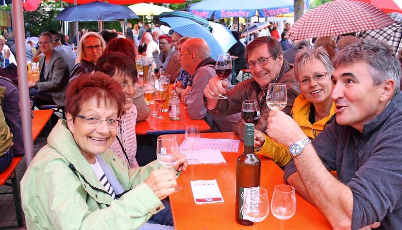 Trotz Nässe von oben lassen sich die Besucher des Weinfestes die Laune nicht verderben und die guten Fleiner Tropfen munden.Foto: Barbara Barth Trotz Nässe von oben lassen sich die Besucher des Weinfestes die Laune nicht verderben und die guten Fleiner Tropfen munden.Foto: Barbara Barth