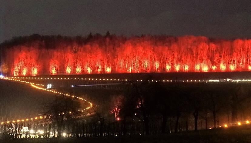 2022 war der Adolzfurter Schneckenhof beleuchtet. 2023 kehrt das Weinerlebnis zurück an die erste Station, den Lindelberg. 2022 war der Adolzfurter Schneckenhof beleuchtet. 2023 kehrt das Weinerlebnis zurück an die erste Station, den Lindelberg.