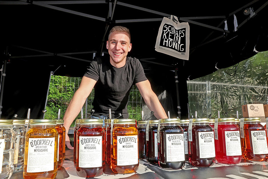 David Mayer verkauft Schnaps in Honiggl&auml;sern