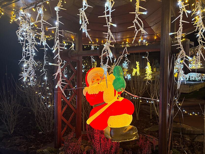 Sie legen viel Wert auf Details. Hier seilt sich ein Weihnachtsmann den Brunnen hinab.