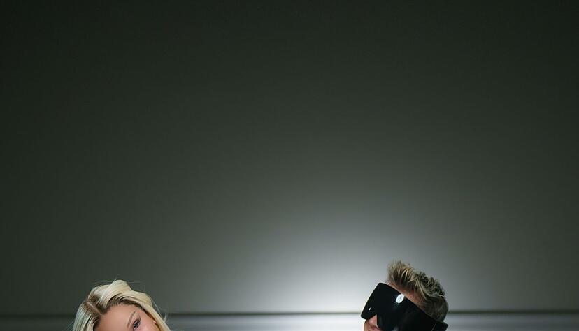 Shirin David und Ski Aggu sitzen auf einem Sofa bei einem Fototermin f&uuml;r ihren Song &laquo;Atzen & Barbies&raquo;