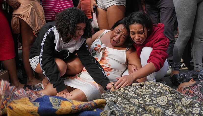 Familien trauerten um ihre toten Angeh&ouml;rigen.