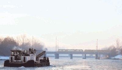 Die &bdquo;Pelikan&ldquo; vom Wasser- und Schifffahrtsamt Heidelberg überholt die &bdquo;Hafenamt Heilbronn&ldquo; (Standort Fotograf) in Richtung Staustufe Otto-Konz-Brücke.Fotos: Tschürtz