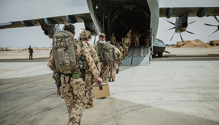 Auf der Luftwaffenbasis Al-Asrak in Jordanien steigen Soldaten der Bundeswehr in ein Flugzeug, um in den Sudan zu fliegen.