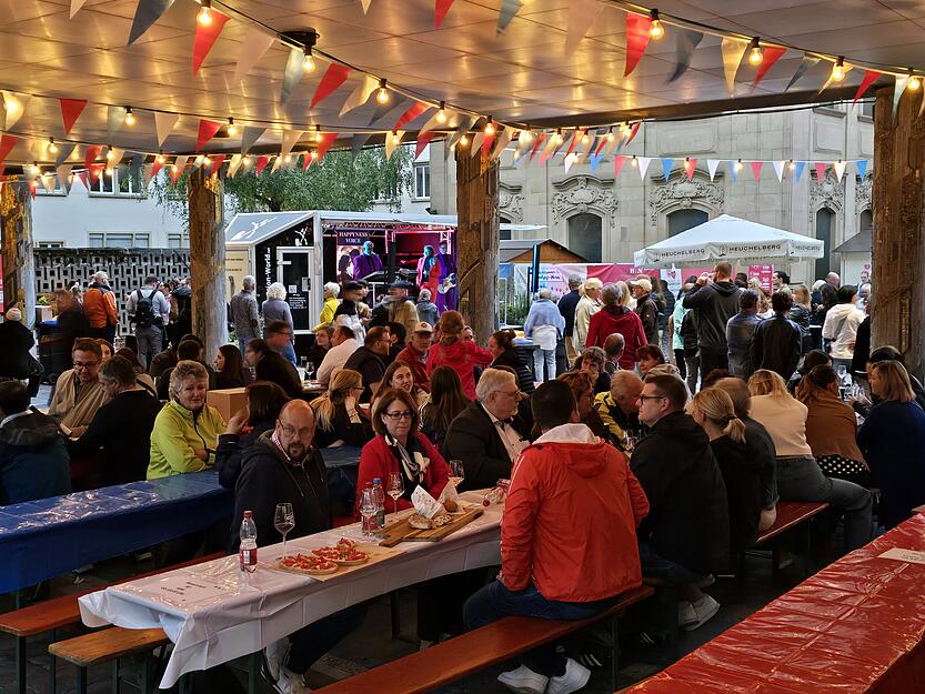 Die Gastronomen des Heilbronner Weindorfs konnten sich über volle Tische freuen.