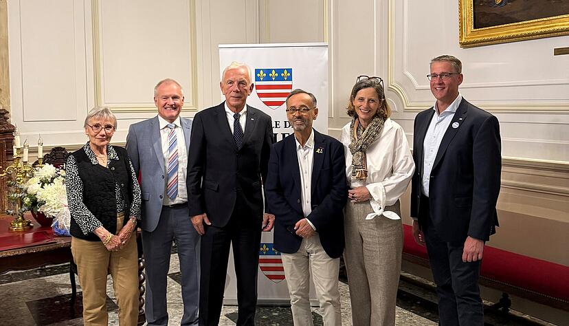 Oberbürgermeister Harry Mergel (Mitte) mit seinen Stellvertretern Thomas Randecker (CDU) und Rainer Hinderer sowie Béziers Bürgermeister Robert Ménard. Oberbürgermeister Harry Mergel (Mitte) mit seinen Stellvertretern Thomas Randecker (CDU) und Rainer Hinderer sowie Béziers Bürgermeister Robert Ménard.