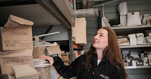 Celine Köster, Auszubildene zur Fliesen- und Mosaiklegerin, hat sich nach ihrem Hauptschulabschluss dazu entschieden, ein Freiwilliges Handwerksjahr (FHJ) zu absolvieren.