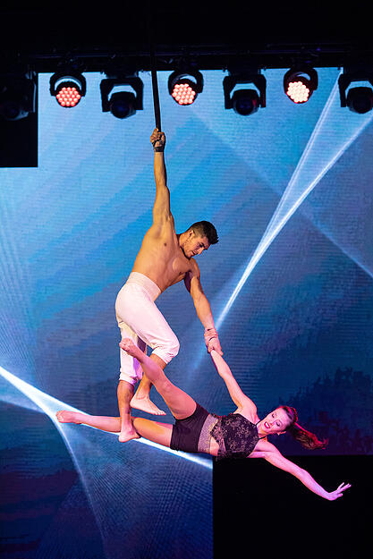 Jose Miguel Martinez und Gabriela Diaz Cardozo verschr&auml;nken sich elegant und kraftvoll ineinander - am Boden und in der Luft