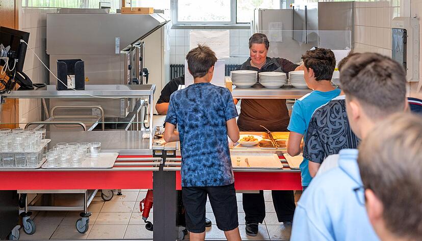 Der Vormittagsunterricht ist zu Ende: Schnell bildet sich eine Schlange in der Mensa der Michael-Beheim-Schule. Die Schüler haben Hunger.
Foto: Christiana Kunz