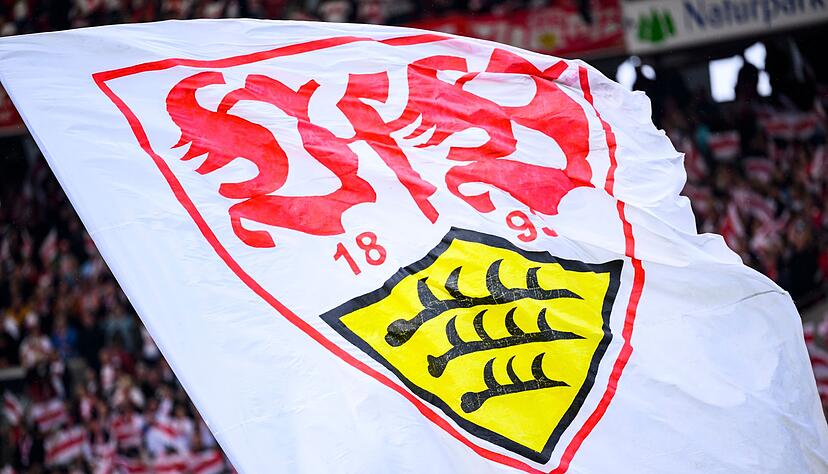 Eine Fahne mit dem Logo des VfB Stuttgart wird vor dem Spiel geschwungen.